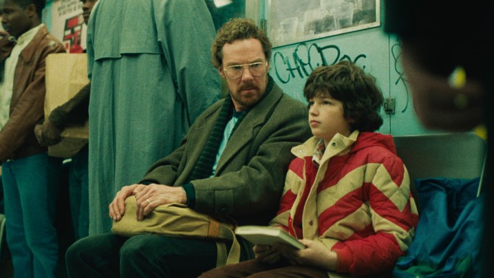 Un uomo e un ragazzo sono seduti su un treno della metropolitana a Eric.