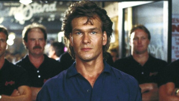 Un uomo guarda avanti a Road House.