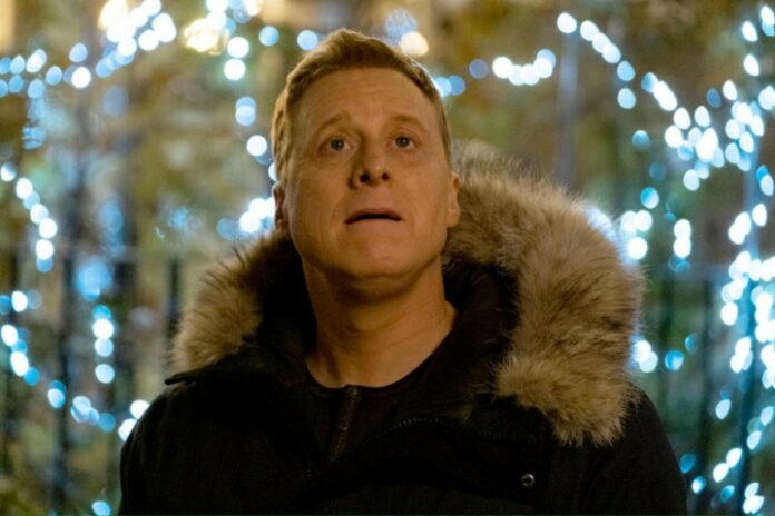 Alan Tudyk alza lo sguardo e riflette in Resident Alien.