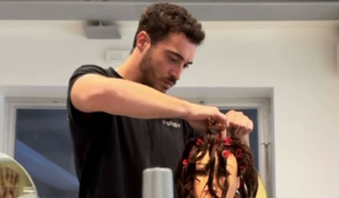 Antonino Spinalbese torna alle origini e ricomincia a tagliare i capelli