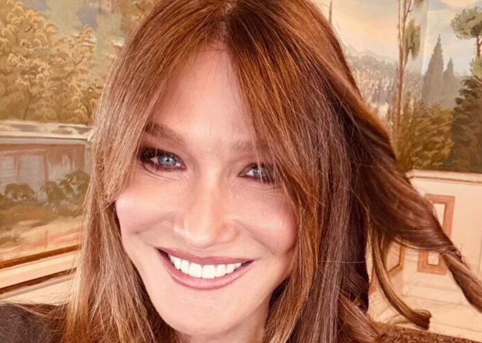 ''Ho assaggiato la morte'': Carla Bruni spiega com'è cambiata la sua vita dopo la malattia