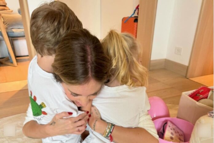Chiara Ferragni torna su Instagram nella foto dell’abbraccio con i figli pubblicato da sua mamma
