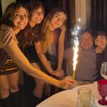 Fabio Caressa festeggia il compleanno con la moglie Benedetta Parodi e i figli e annuncia il libro sui 25 anni di matrimonio: foto