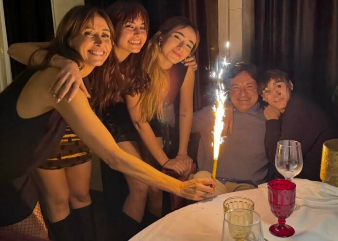 Fabio Caressa festeggia il compleanno con la moglie Benedetta Parodi e i figli e annuncia il libro sui 25 anni di matrimonio: foto