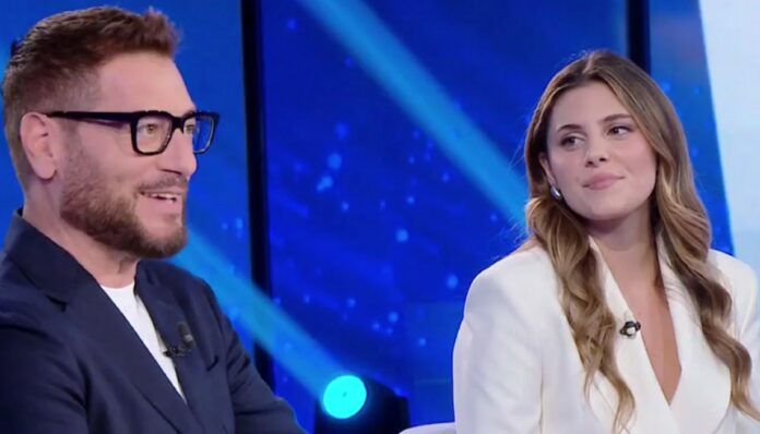 Enrico Papi per la prima volta in tv con la figlia Rebecca che vive negli Stati Uniti: le immagini