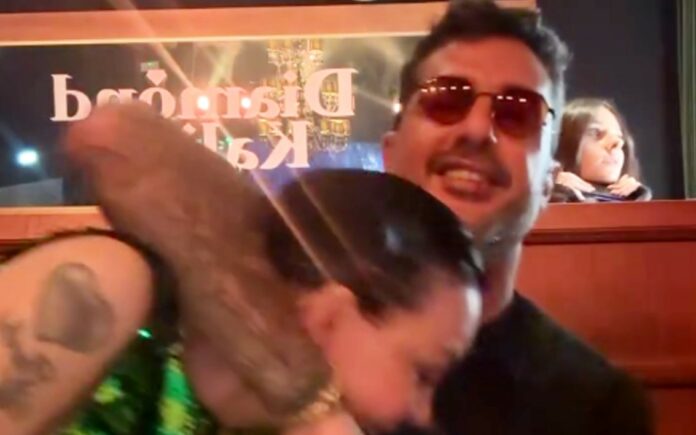 Fabrizio Corona beato tra le donne: abbracciato a Nina Moric e alla fidanzata Sara Barbieri