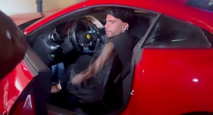 Federico Fashion Style arriva all'evento in Ferrari accolto come una star da decine di fan