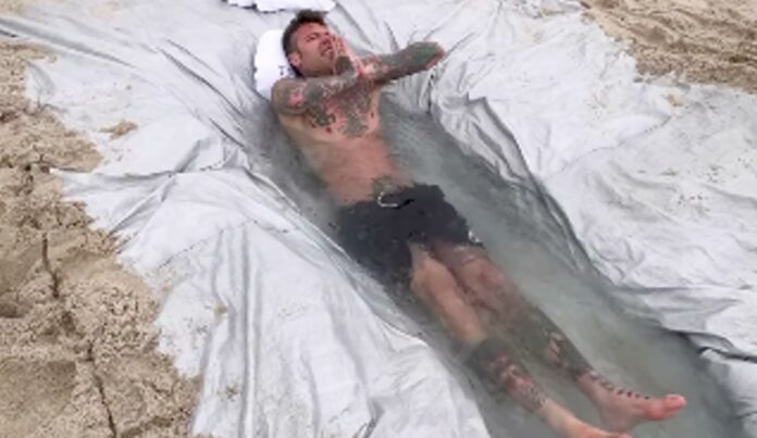 Fedez a Miami con il personal trainer prova l'esperienza della vasca di ghiaccio in spiaggia