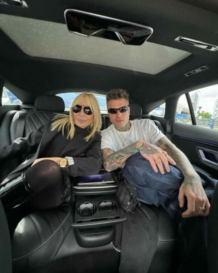 'E' la mia migliore amica': Fedez mano nella mano con Donatella Versace a Milano, i due si divertono da pazzi insieme, le immagini