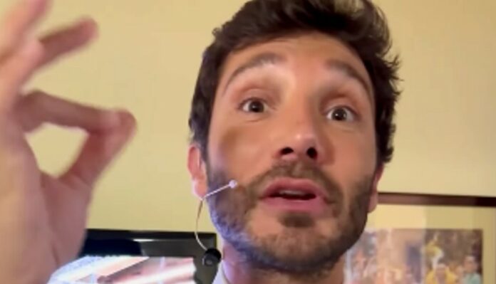 ''Vivete assieme, ma non sposatevi'': Stefano De Martino parla di matrimoni che falliscono e spiega la sua teoria