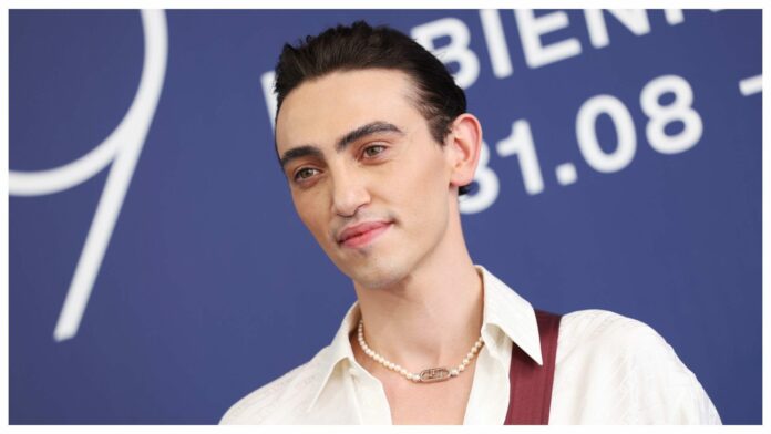 Michele Bravi: “Sono fidanzato da due anni. Un figlio? Nel mio caso è complicato”