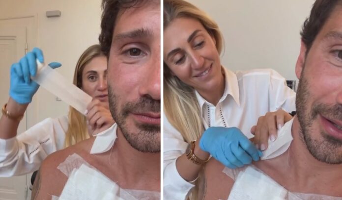 Stefano De Martino tutto incerottato cancella un altro pezzo di passato: rimuove altri tatuaggi, alcuni legati ai tempi con Belen