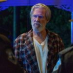 Jeff Bridges in The Old Man fissa due persone sulla soglia di casa sua.