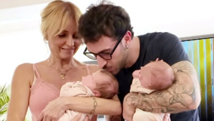 ''Oggi un mese dalla vostra nascita'': Veronica Peparini e Andreas Muller si mostrano nel salotto di casa con le gemelline Ginevra e Penelope