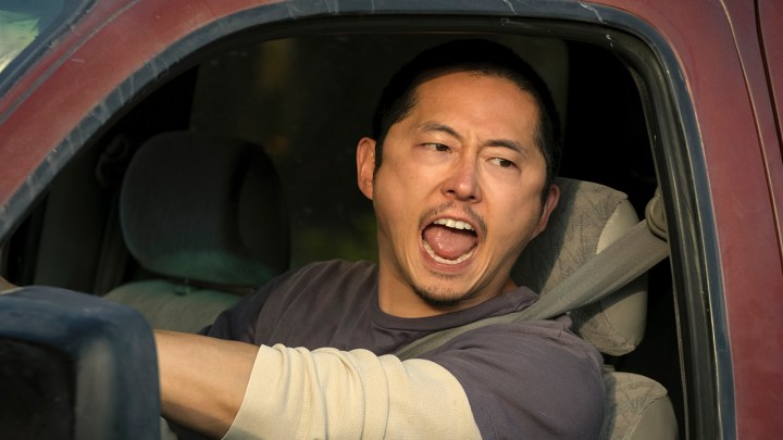 Un uomo al volante di un'auto che urla in una scena di Beef.