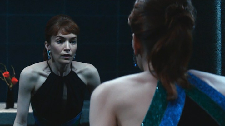 Helly si guarda allo specchio in una scena del finale di Severance su Apple TV+.