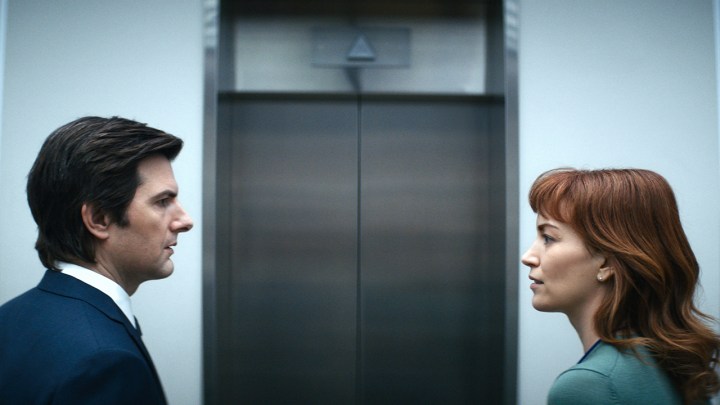 Mark e Helly si guardano davanti all'ascensore al lavoro nella serie Severance di Apple TV+.
