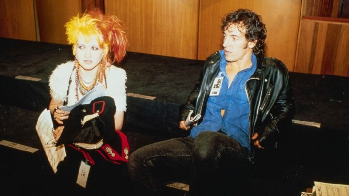 Cyndi Lauper e Bruce Springsteen siedono insieme in The Greatest Night in Pop.