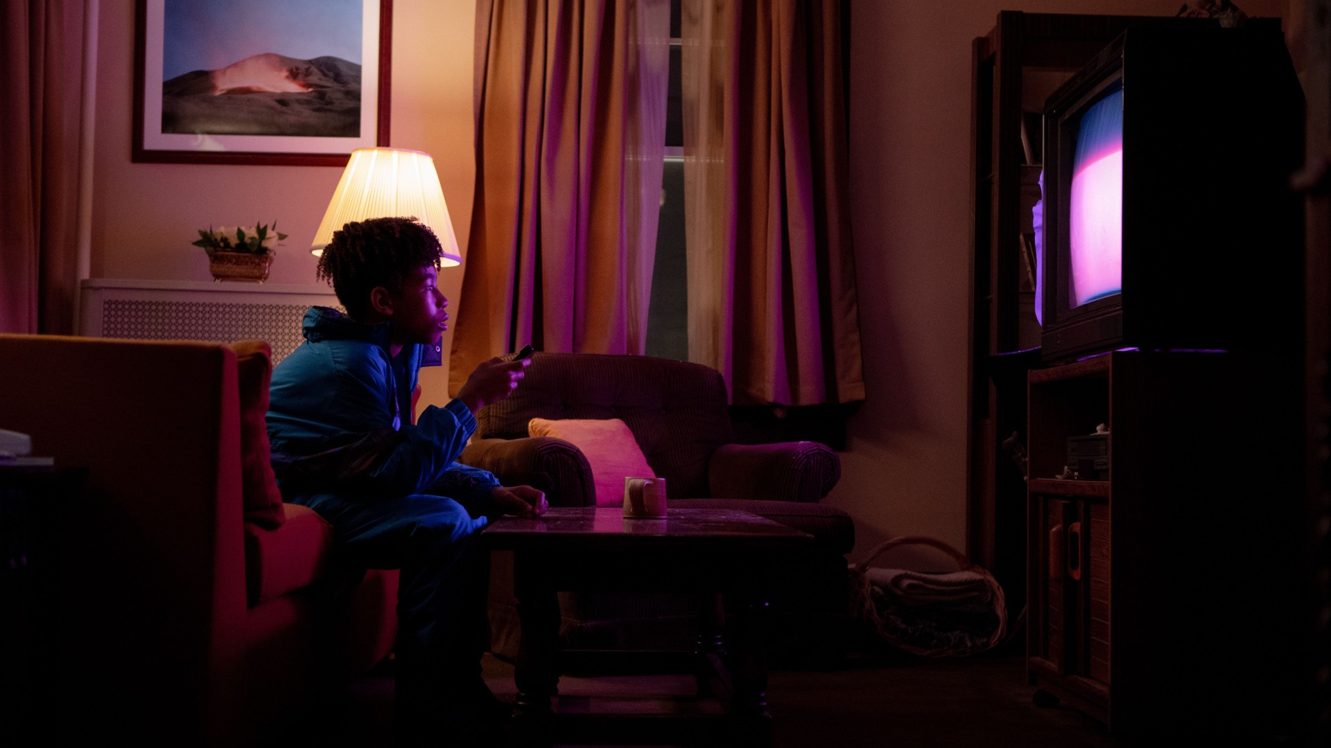 Ian Foreman guarda la TV in una foto di I Saw the TV Glow.