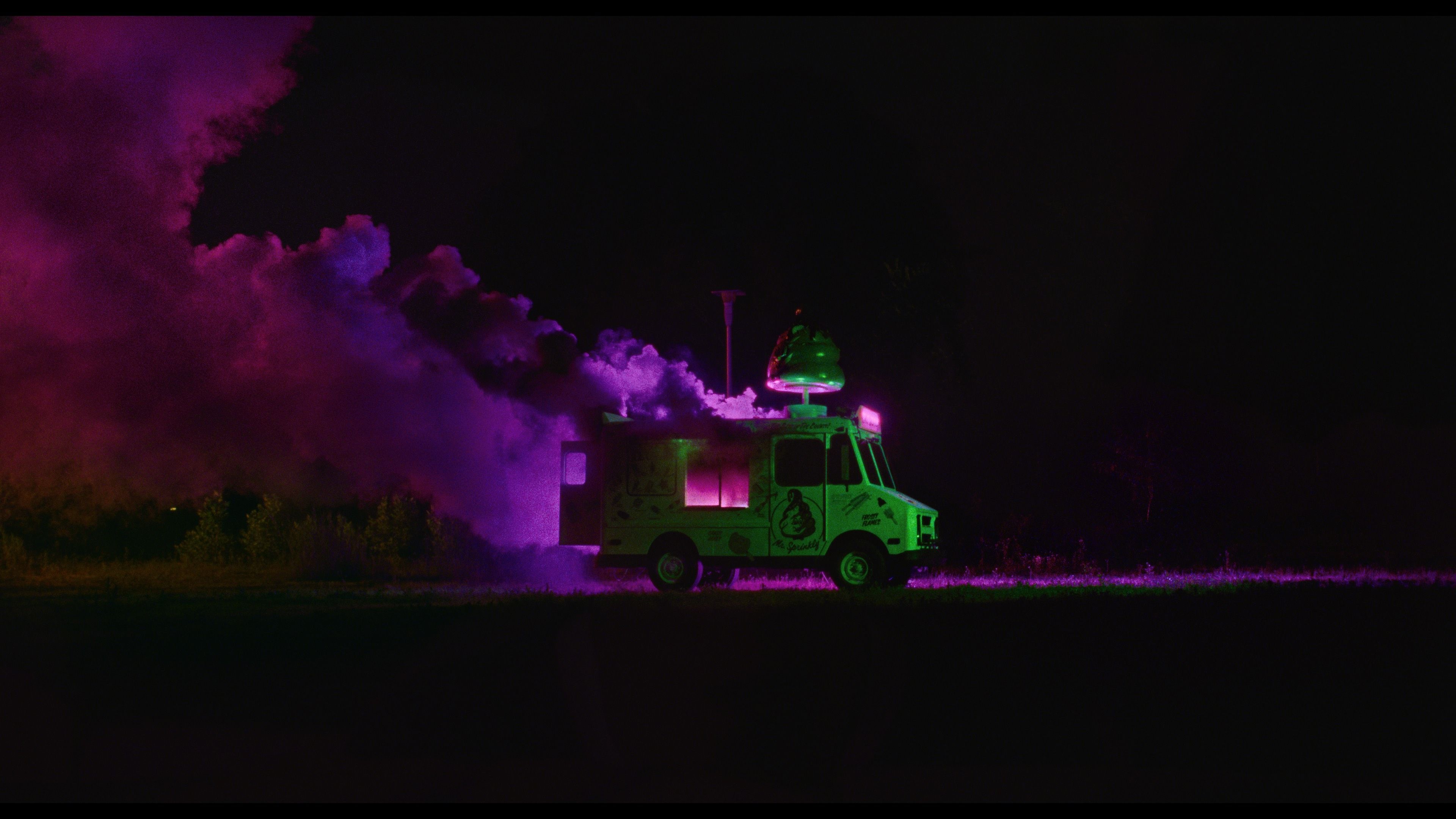 Un inquietante fumo rosa si alza da un camioncino di gelati verde in un'immagine di I Saw the TV Glow.