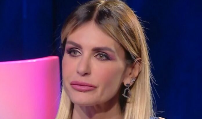 ''A colazione e pranzo non mangio niente, la sera verdura bollita'': l’ex Miss Italia Arianna David torna a parlare in tv del suo disturbo alimentare