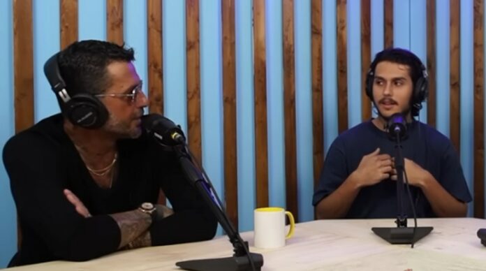 ''Tengo tutto dentro, sono molto introverso'': Carlos Corona parla del suo carattere e rivela se vuole più bene a papà Fabrizio o mamma Nina Moric