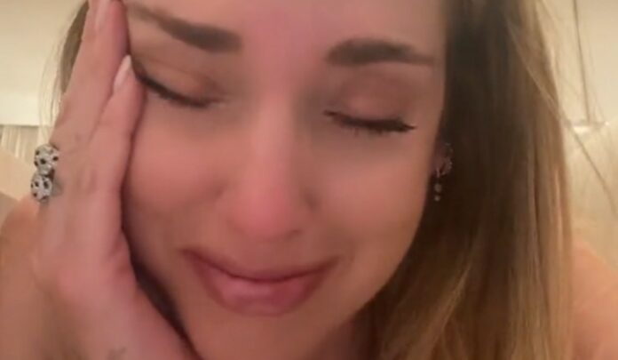Chiara Ferragni in lacrime mentre guarda video di coppie innamorate sui social