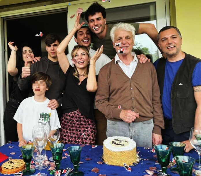 Michele Placido spegne 78 candeline insieme a tutti i cinque figli e alla giovane moglie Federica: le foto della festa con la famiglia allargata