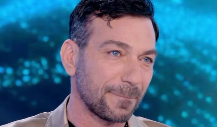 ''Da questa cosa non si guarisce'': Costantino Vitagliano torna in tv per parlare dell'evoluzione della sua malattia autoimmune
