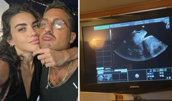 Fabrizio Corona e Sara Barbieri mostrano il pancino e l'ecografia del loro bebè