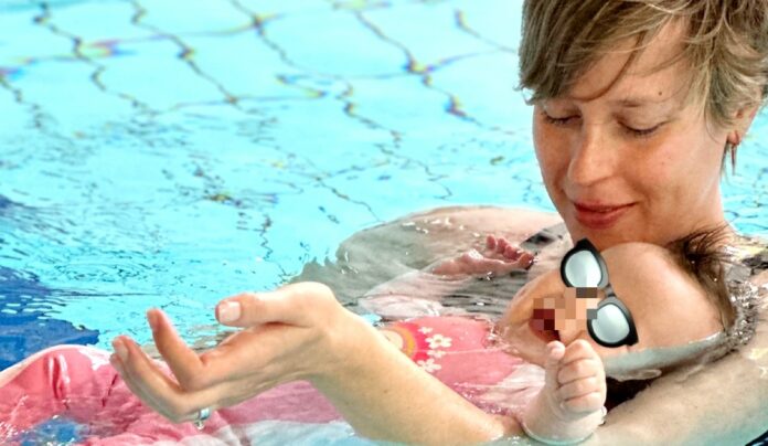 Federica Pellegrini insegna alla figlia di 4 mesi a nuotare: le prime immagini della campionessa in piscina con Matilde
