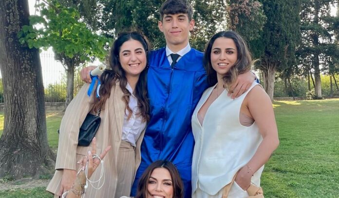 Francesco Daniele, figlio di Pino, si diploma alla scuola internazionale di Roma: festa con le sorelle Sara e Sofia e mamma Fabiola Sciabbarrasi