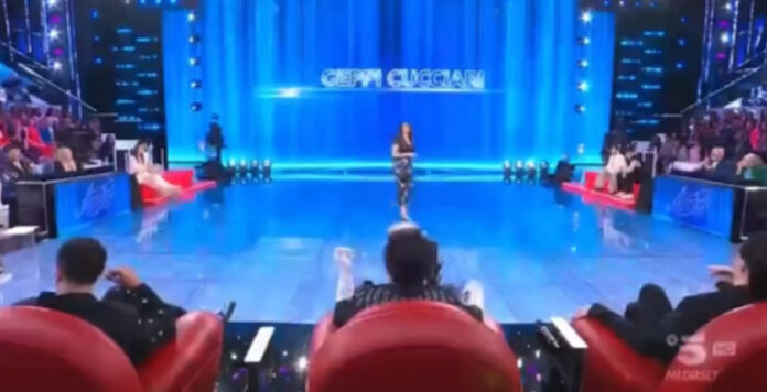 Geppi Cucciari ad Amici 23: Maria De Filippi, un ufficio per il lavoro