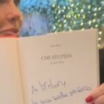 Ilary Blasi regala il suo libro alle sorelle Melory e Silvia con tanto di dedica 'speciale'...