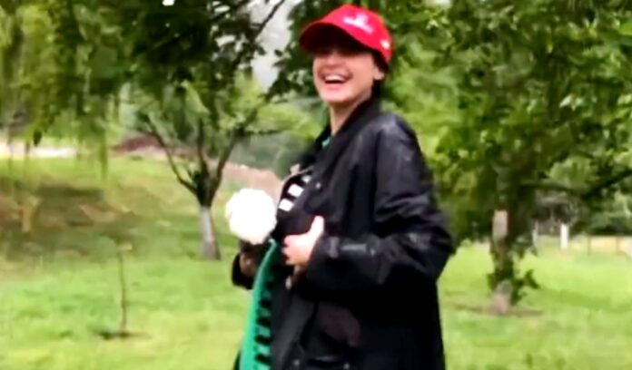 Kasia Smutniak mostra la sua vita 'contadina' con le galline
