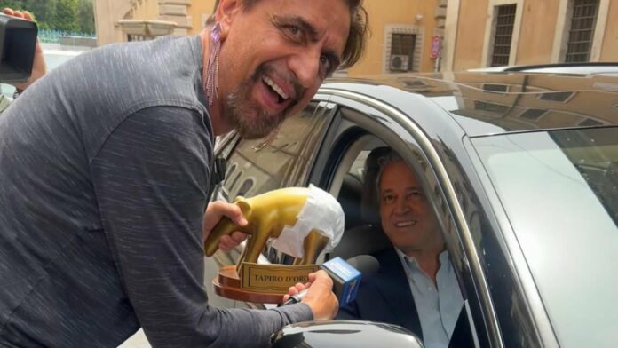 Enrico Mentana rifiuta un Tapiro d’oro col pannolone a Striscia la Notizia: "C