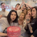 ''Le regine non invecchiano'': Laura Pausini compie 50 anni e la prima torta la spegne sul treno ad alta velocità! Guarda