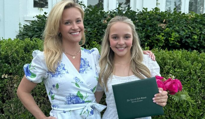 Reese Witherspoon versa lacrime di gioia al diploma della nipote 18enne: le foto con la sua adorata Abby