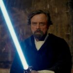 Luke Skywalker con una spada laser blu al culmine di Gli ultimi Jedi.