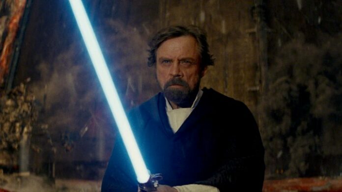 Luke Skywalker con una spada laser blu al culmine di Gli ultimi Jedi.