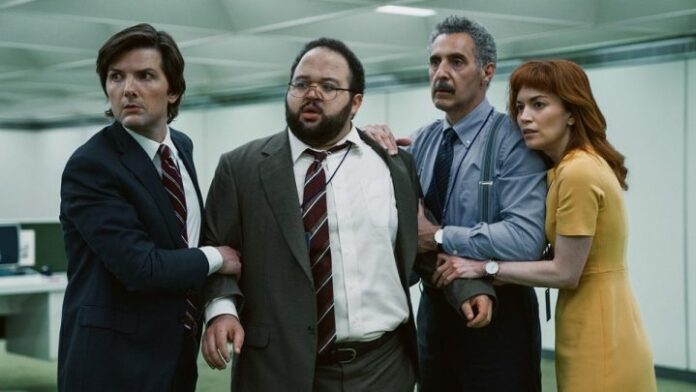 Mark, Dylan, Irving e Helly nell'ufficio di Lumon sulla serie Severance di Apple TV+.