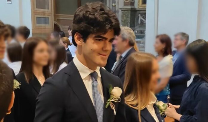 'Non mi vergogno a dire che ho pianto': Samantha De Grenet mostra le immagini della cerimonia dell'ultimo anno di liceo del figlio Brando
