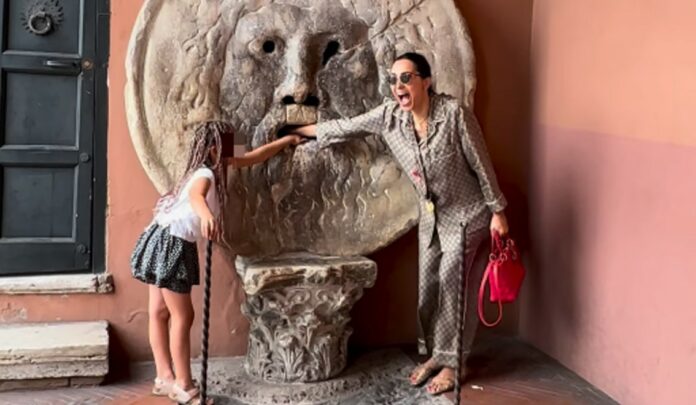 Caterina Balivo porta la figlia Cora alla Bocca della Verità