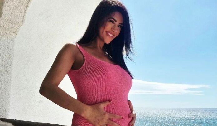 Claudia Ruggeri, Miss Claudia di 'Avanti un Altro', in costume al sesto mese: pancione al mare, svela se avrà maschio o femmina