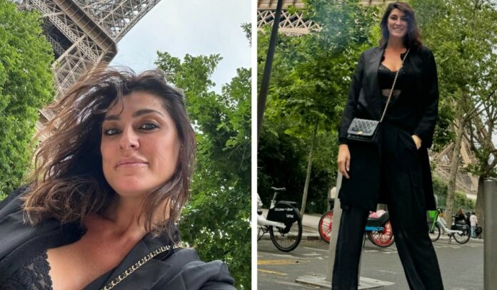 Elisa Isoardi al mare preferisce l'arte parigina