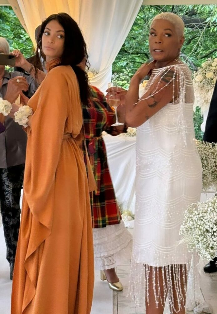 Elodie emozionata al matrimonio della mamma Claudia