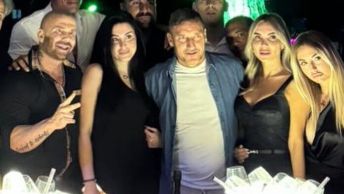 Francesco Totti e Noemi Bocchi tornano a farsi vedere insieme alla festa dell'amico pr Alex Nuccetelli: guarda