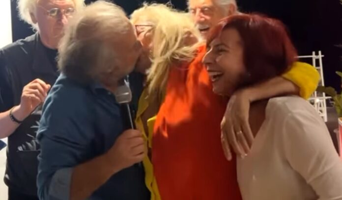 Mara Venier festeggia i 74 anni di Jerry Calà con tanto di bacio sulla bocca