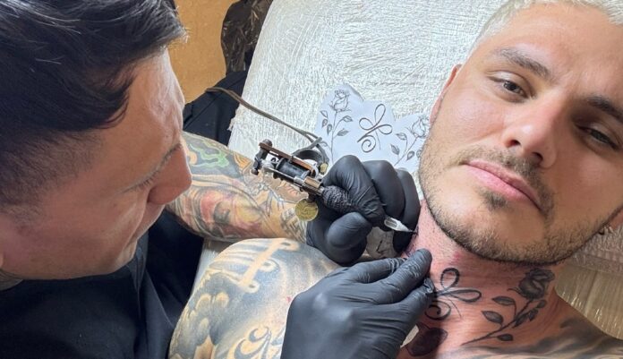 Mauro Icardi, marito di Wanda Nara, si fa tatuare l'ultimo lembo di pelle libero: ora ha inchiostro anche sul collo, le immagini