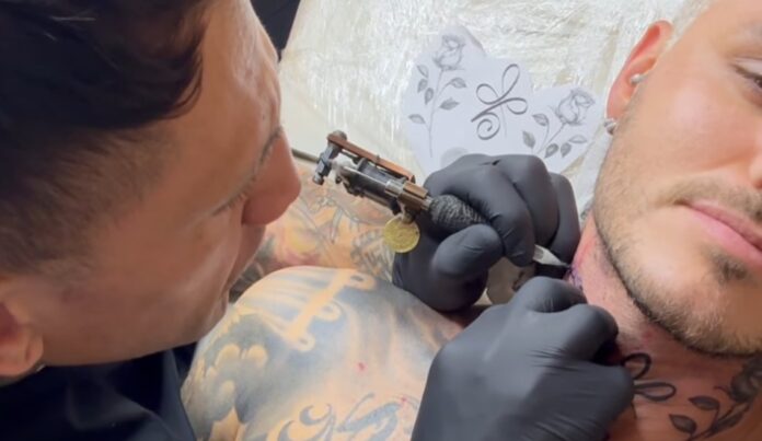Mauro Icardi si fa un maxi tatuaggio sul collo come Fedez